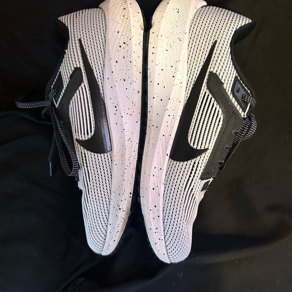 Sz 8 Women’s Nike Black and White Pegasus 40 Sneakers - Picture 2 of 5